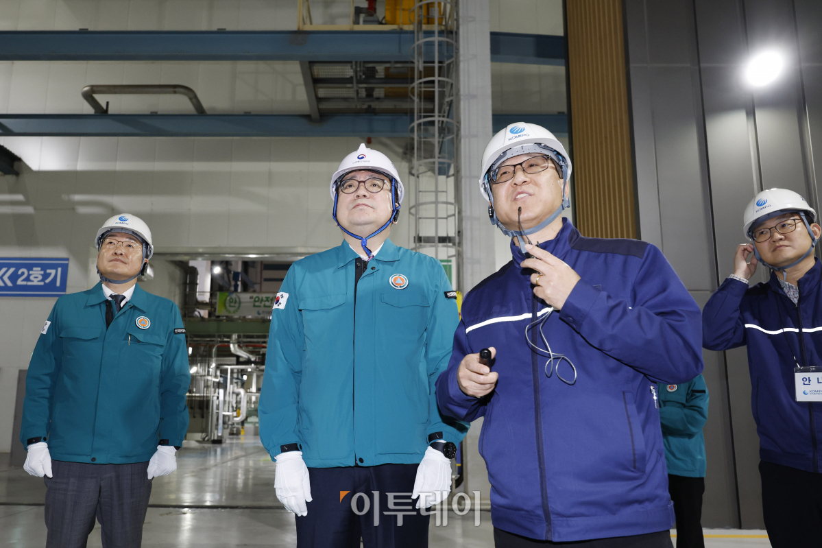 ▲최남호(왼쪽 두번째) 산업통상자원부 제2차관이 25일 서울 마포구 한국중부발전 서울발전본부 지하발전소를 살펴보고 있다. 조현호 기자 hyunho@