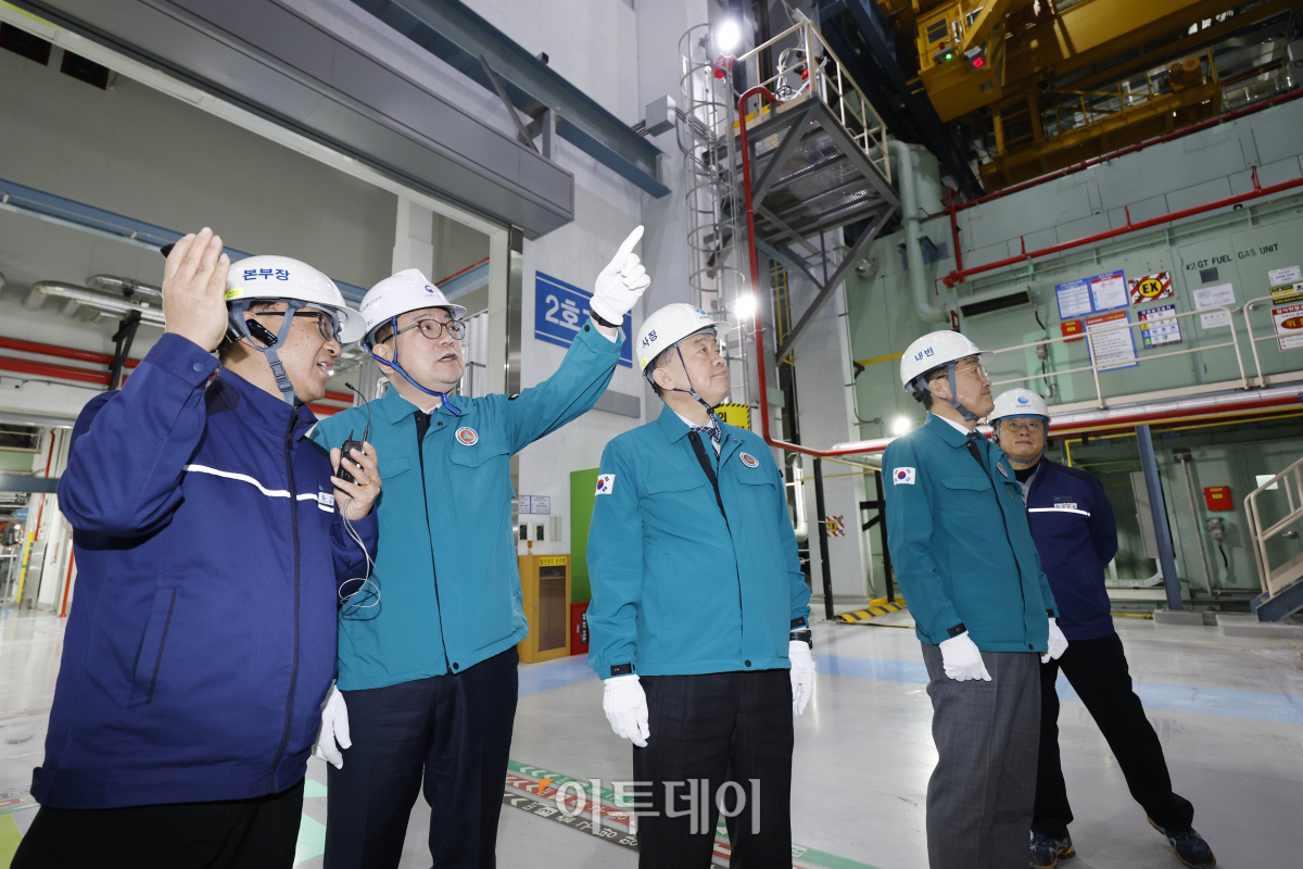 ▲최남호(왼쪽 두번째) 산업통상자원부 제2차관이 25일 서울 마포구 한국중부발전 서울발전본부 지하발전소를 살펴보고 있다. 조현호 기자 hyunho@