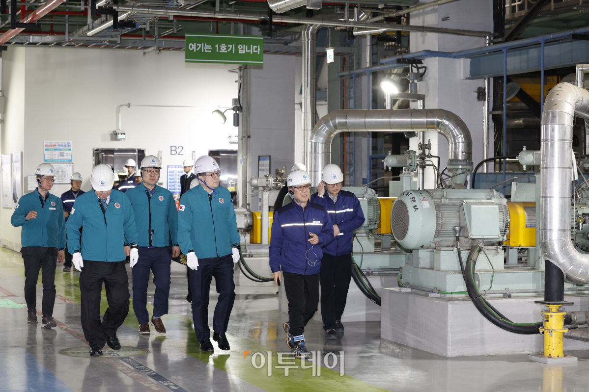 ▲최남호(앞줄 가운데) 산업통상자원부 제2차관이 25일 서울 마포구 한국중부발전 서울발전본부 지하발전소를 살펴보고 있다. 조현호 기자 hyunho@