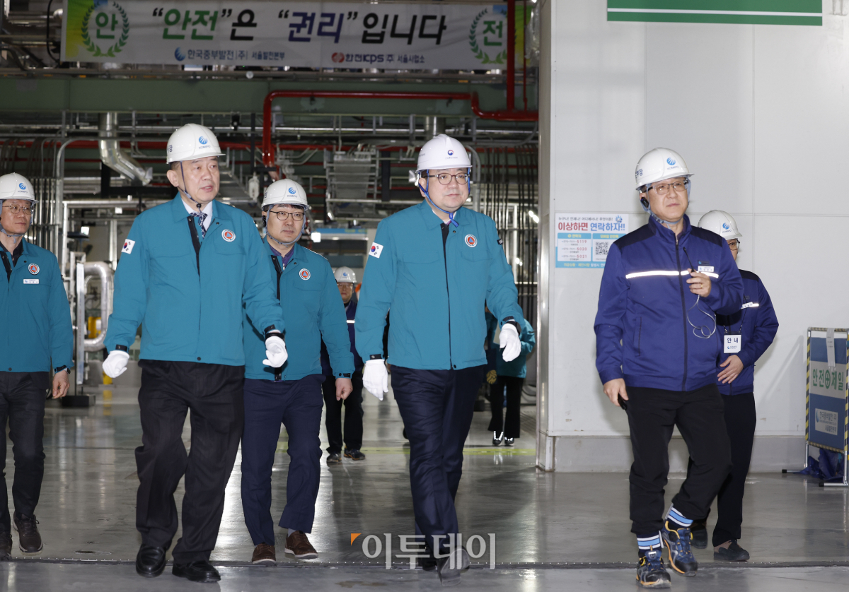 ▲최남호(오른쪽 두번째) 산업통상자원부 제2차관이 25일 서울 마포구 한국중부발전 서울발전본부 지하발전소를 살펴보고 있다. 조현호 기자 hyunho@