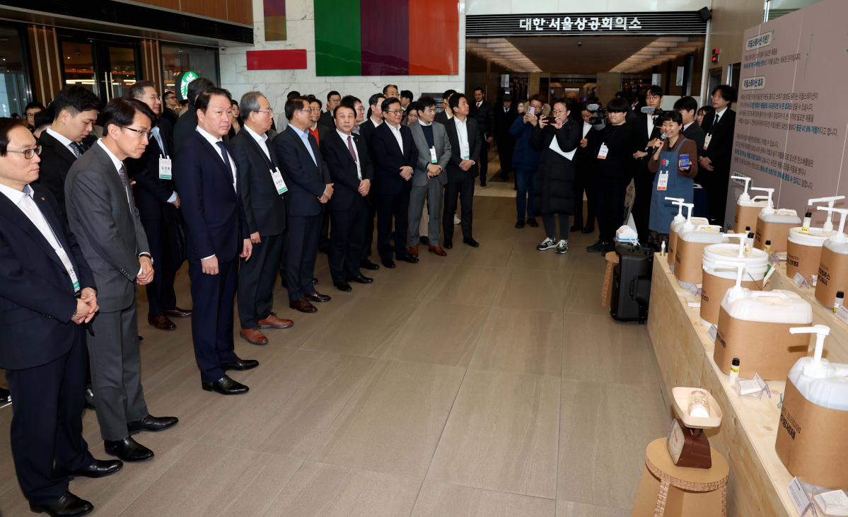 ▲최태원 대한상공회의소 회장 등이 25일 서울 중구 대한상의에서 열린 ‘신기업가정신협의회(ERT) 멤버스 데이’ 행사에 앞서 체험존을 둘러보고 있다. 신태현 기자 holjjak@