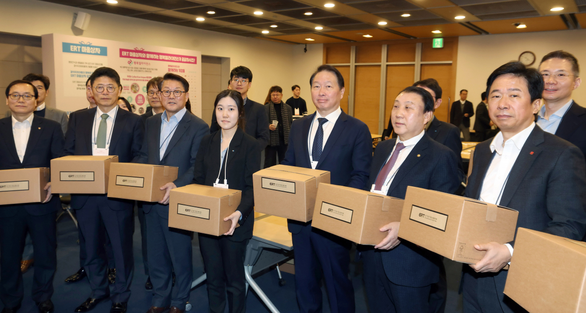 ▲최태원 대한상공회의소 회장(오른쪽 세번째)이 25일 서울 중구 대한상의에서 신기업가정신협의회(ERT) 멤버스데이 본행사에 앞서 결식우려 아동들을 위한 마음상자 접기 봉사를 마치고 박승희 삼성전자 사장(왼쪽 세번째) 등 참석자들과 기념촬영을 하고 있다. 신태현 기자 holjjak@