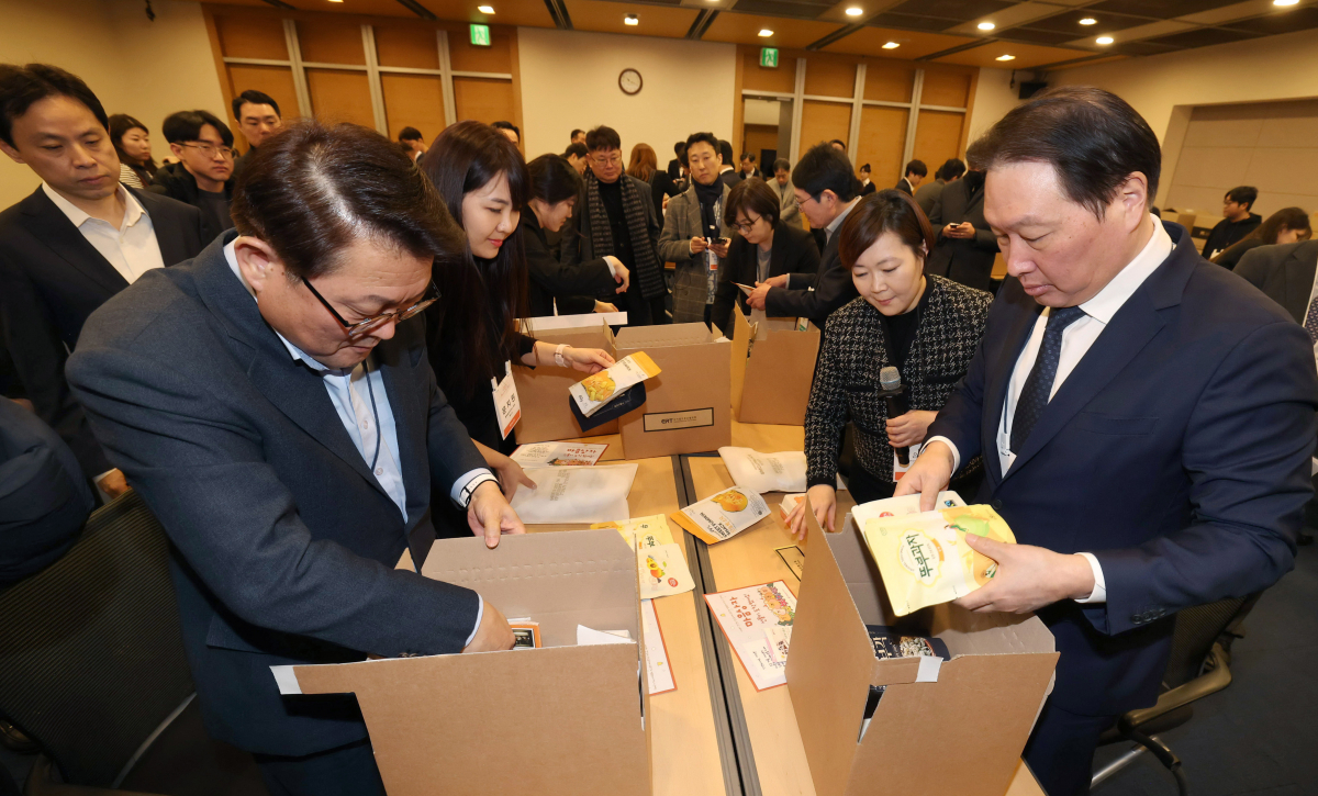 ▲최태원 대한상공회의소 회장(오른쪽)과 박승희 삼성전자 사장 등이 25일 서울 중구 대한상공회의소에서 신기업가정신협의회(ERT) 멤버스데이 본행사에 앞서 결식우려 아동들을 위한 마음상자 접기 봉사를 하고 있다. 신태현 기자 holjjak@