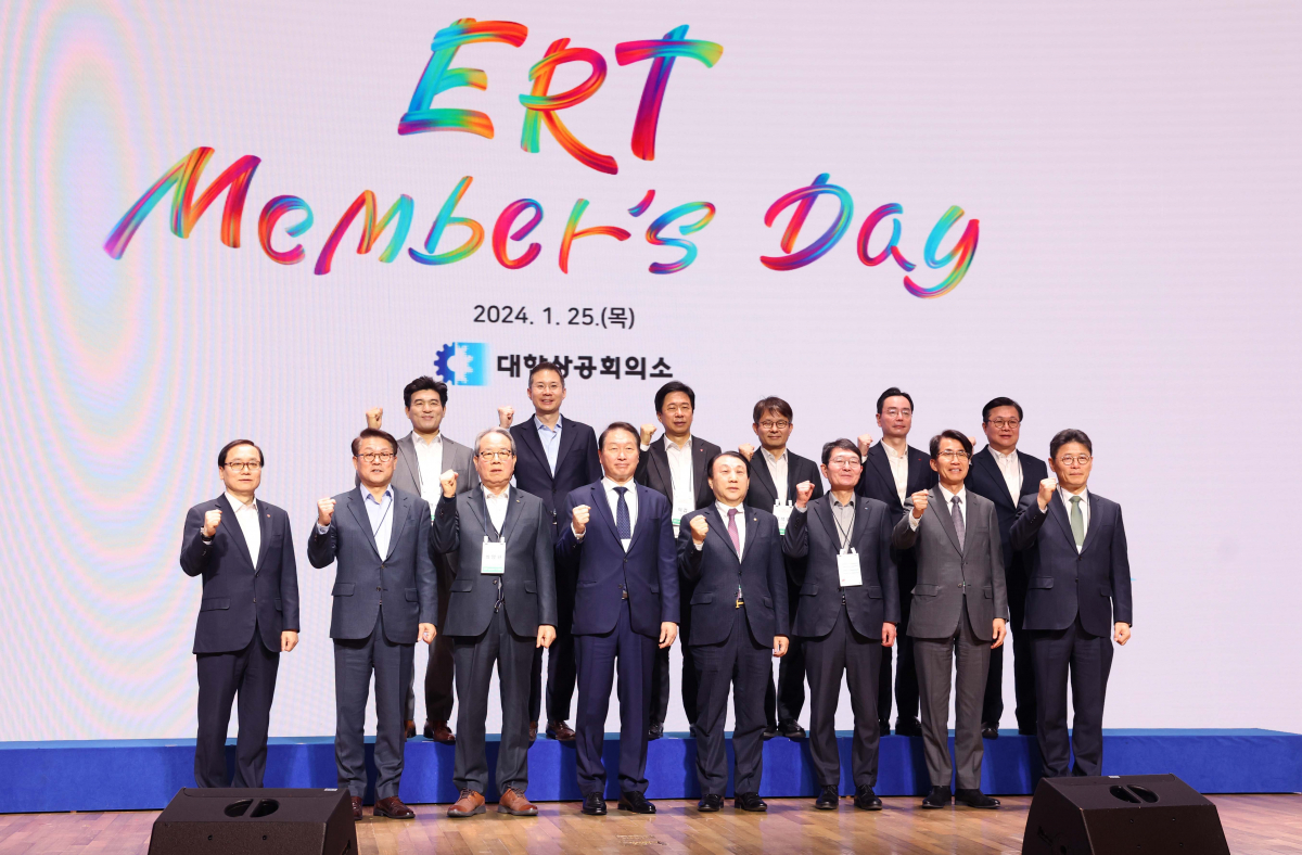 ▲최태원 대한상공회의소 회장을 비롯한 기업인들이 25일 서울 중구 대한상의에서 열린 ‘신기업가정신협의회(ERT) 멤버스 데이’ 행사에서 기념촬영을 하고 있다. 신태현 기자 holjjak@