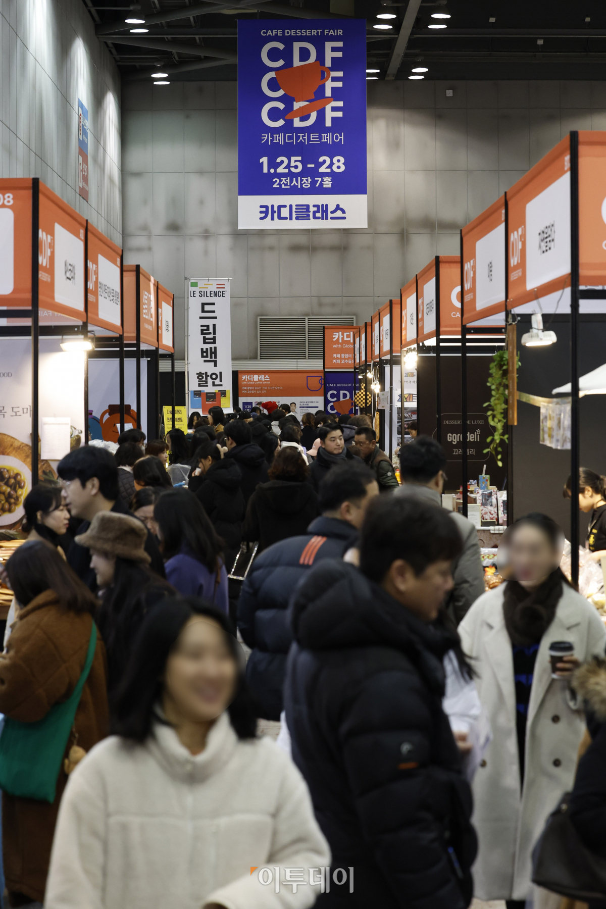 ▲25일 경기도 고양시 킨텍스에서 열린 2024 카페디저트페어에서 관람객들이 전시를 살펴보고 있다. 조현호 기자 hyunho@