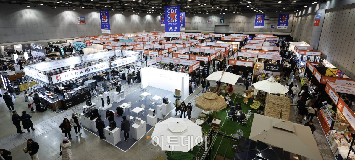 ▲25일 경기도 고양시 킨텍스에서 열린 2024 카페디저트페어에서 관람객들이 전시를 살펴보고 있다. 조현호 기자 hyunho@