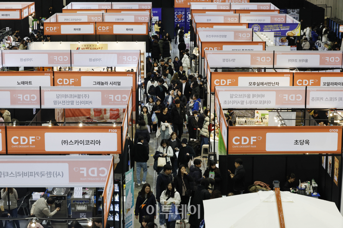 ▲25일 경기도 고양시 킨텍스에서 열린 2024 카페디저트페어에서 관람객들이 전시를 살펴보고 있다. 조현호 기자 hyunho@