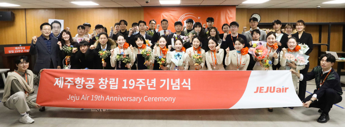 ▲24일 개최된 제주항공 창립 19주년 기념행사에서 기념 촬영을 하는 모습. (사진제공=제주항공)