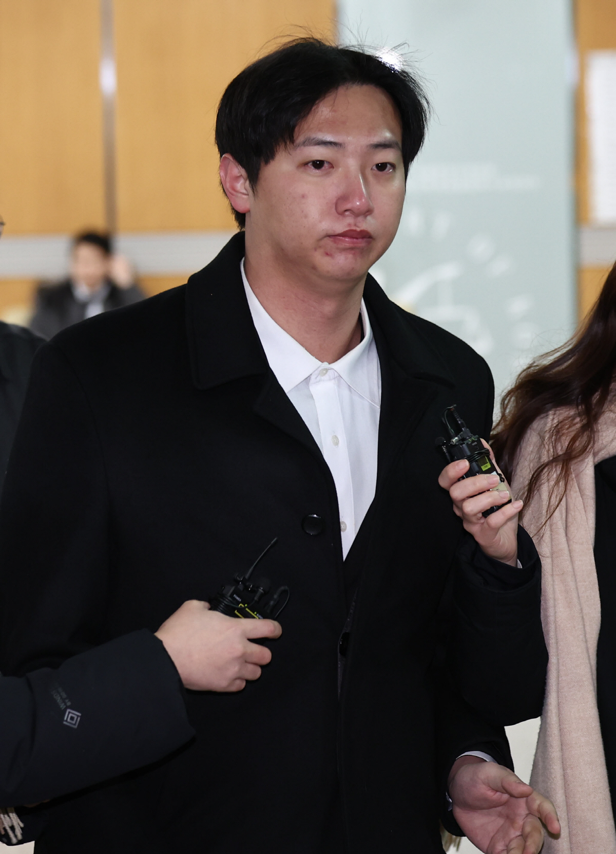 ▲메이저리거 김하성과 류현진을 협박해 수억 원을 뜯어낸 혐의를 받는 전 프로야구 선수 임혜동이 25일 오전 서초구 서울중앙지방법원에서 열린 구속 전 피의자 심문(영장실질심사)에 출석하기 위해 법정으로 향하고 있다. (연합뉴스)
