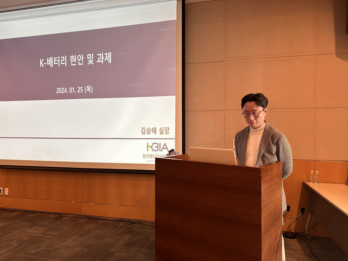 ▲김승태 한국배터리산업협회 정책지원실장이 25일 서울 여의도 전경련회관에서 열린 ‘2024 전기차 배터리 산업 및 최신 기술 콘퍼런스’에서 발표를 하고 있다. (김민서 기자 viajeporlune@)