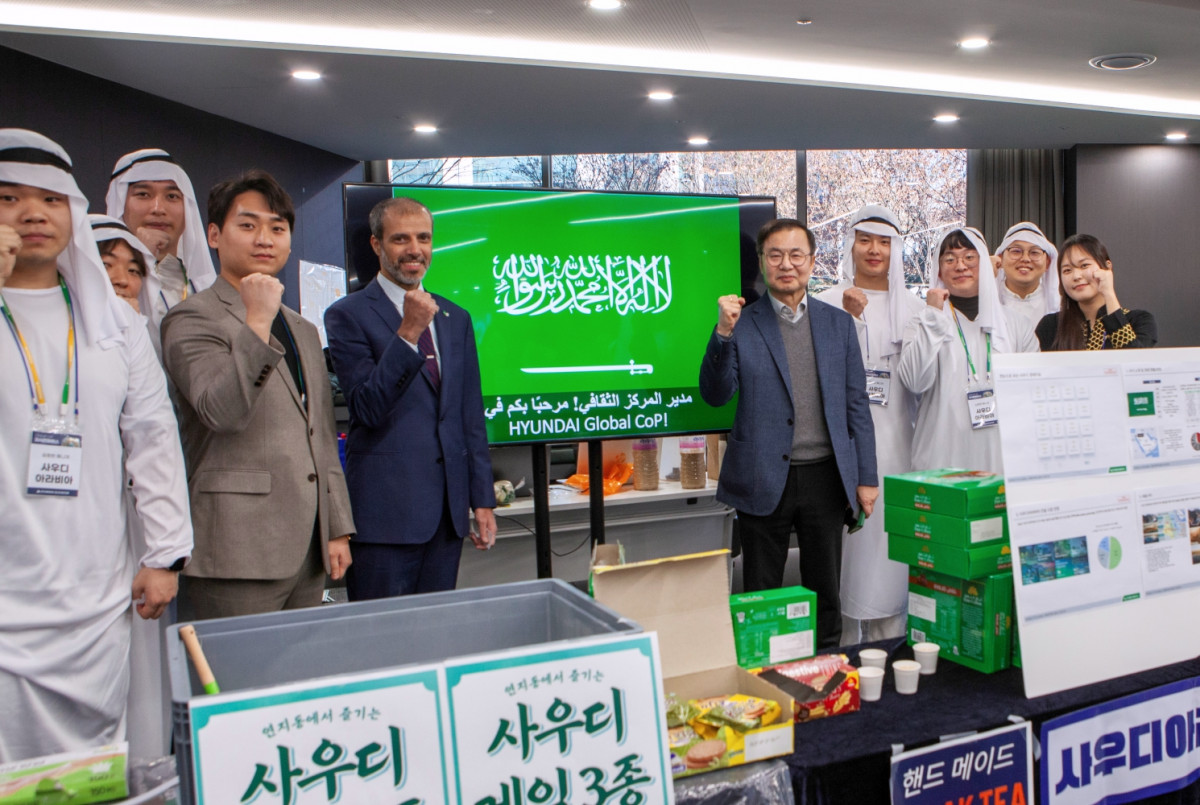 ▲압둘아지즈 알다엘 사우디아라비아 주한 문화원장(왼쪽에서 다섯번째)과 조재천 현대엘리베이터 대표이사(오른쪽에서 다섯번째), 현대엘리베이터 임직원들이 25일 현대그룹빌딩 H-스타디움에서 열린 지식 컨퍼런스에서 기념 촬영을 하고 있다. (사진제공=현대엘리베이터)