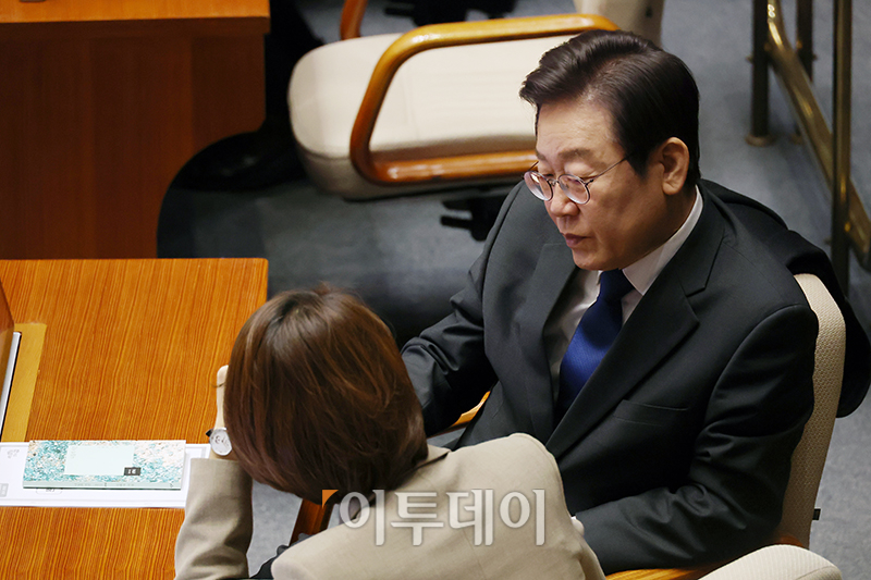 ▲25일 서울 여의도 국회에서 열린 본회의에서 이재명(오른쪽) 더불어민주당 대표와 고민정 최고위원이 대화하고 있다. 고이란 기자 photoeran@