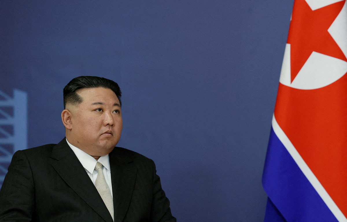 ▲김정은 북한 국무위원장이 2023년 9월 13일 블라디미르 푸틴 러시아 대통령을 기다리고 있다. 아무르(러시아)/로이터연합뉴스
