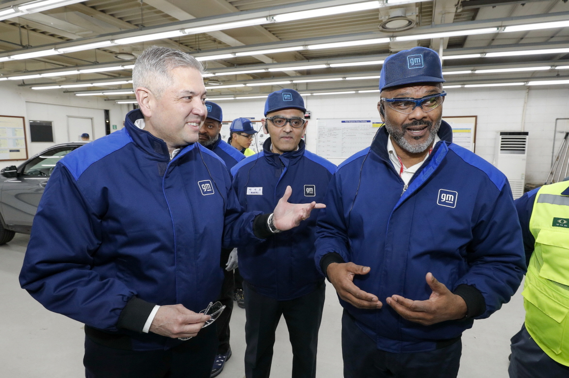 ▲지난 24일 GM 부평공장에서 임직원들의 노고를 치하하고 있는 제럴드 존슨 GM 글로벌 생산 부문 총괄부사장(오른쪽)과 헥터 비자레알 GM 한국사업장 사장(왼쪽). (사진제공=GM한국사업장)