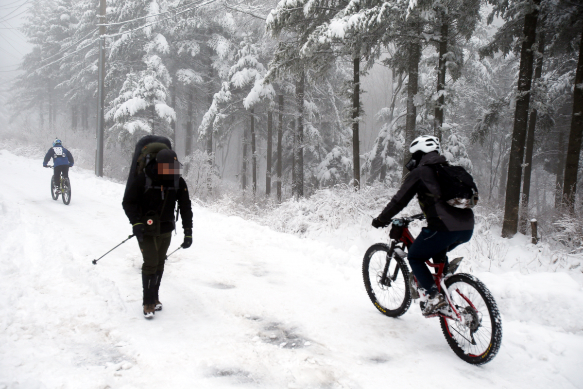 ▲산악자전거 동호인들이 하얀 눈이 가득 내려 쌓인 강원 평창군 대관령면 선자령 고갯길을 내려오고 있다. (뉴시스)