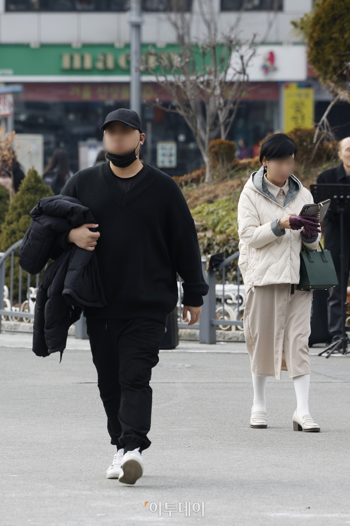 ▲월요일인 22일부터 닷새째 이어졌던 한파가 누그러진 26일 대전 동구 대전역 인근에서 비교적 가벼운 옷차림을 한 한 시민이 발걸음을 옮기고 있다. 기상청은 이날 오후부터 전국 대부분 지역이 기온이 오르며 낮부터는 평년(최저기온 -13~1도, 최고기온 0~8도)기온을 회복하겠다고 전했다. 조현호 기자 hyunho@