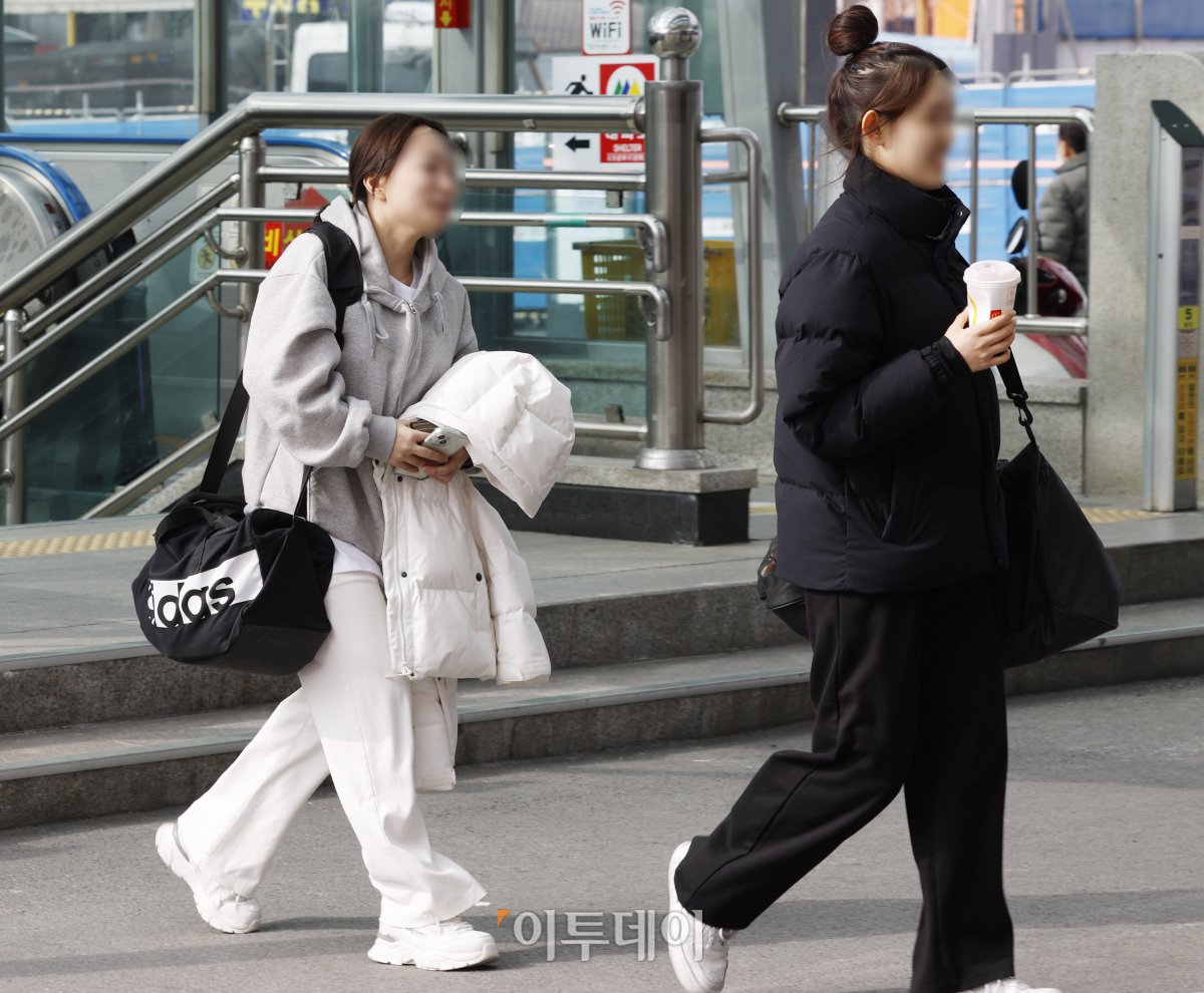 ▲월요일인 22일부터 닷새째 이어졌던 한파가 누그러진 26일 대전 동구 대전역 인근에서 비교적 가벼운 옷차림을 한 한 시민이 발걸음을 옮기고 있다. 기상청은 이날 오후부터 전국 대부분 지역이 기온이 오르며 낮부터는 평년(최저기온 -13~1도, 최고기온 0~8도)기온을 회복하겠다고 전했다. 조현호 기자 hyunho@