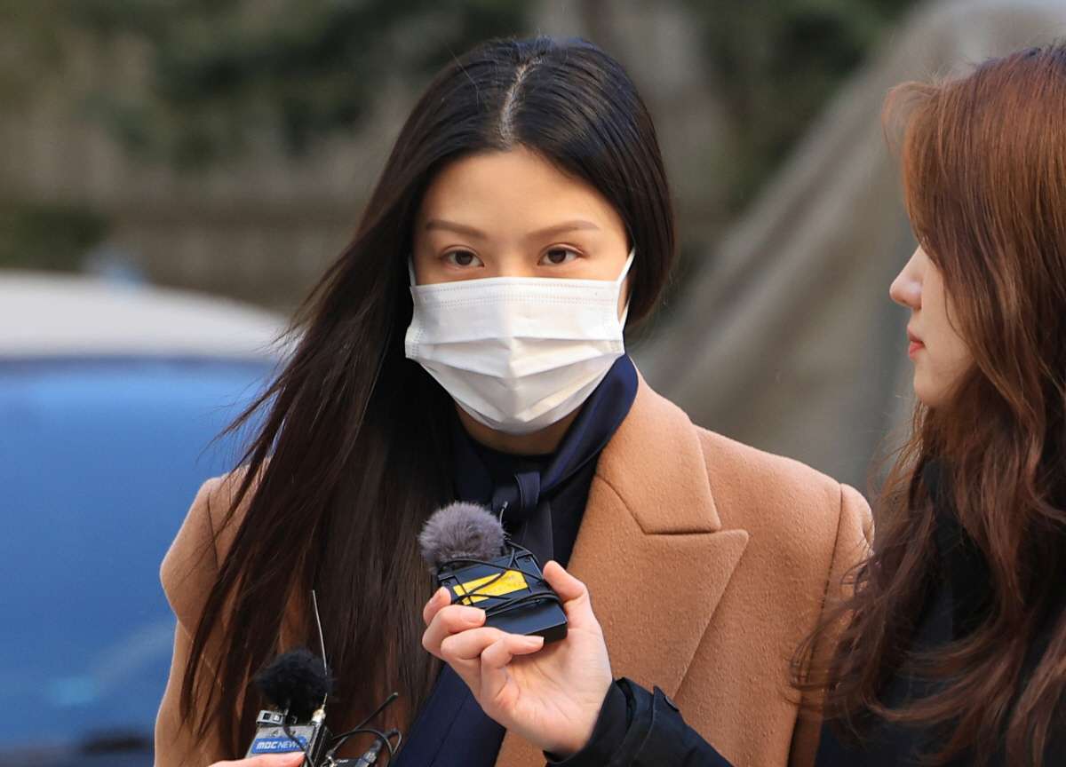 ▲입시 비리 혐의로 불구속 기소된 조국 전 법무부 장관 딸 조민 씨가 26일 오전 서울 서초구 서울중앙지방법원에서 열린 1심 2회 공판에 출석하고 있다. 연합뉴스