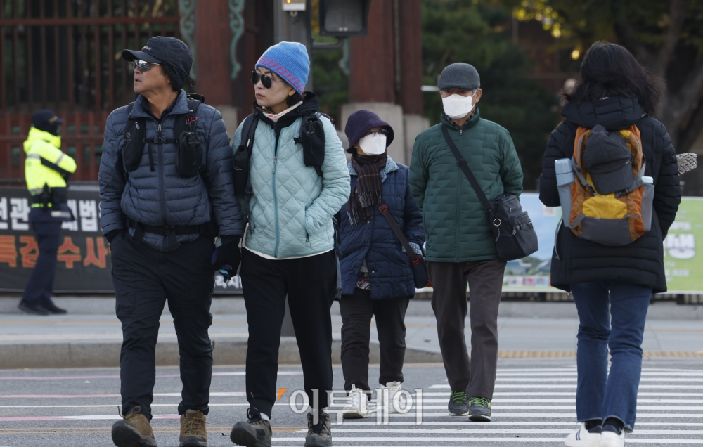 ▲서울 아침 최저기온이 영하2도를 기록하는 등 초겨울 날씨를 보인 12일 오전 서울 종로구 광화문역 일대에서 두꺼운 외투를 입은 시민들이 발걸음을 재촉하고 있다. 기상청은 당분간 기온이 평년보다 낮고 중부내륙과 일부 남부 내륙을 중심으로 영하 5도 이하로 떨어져 춥겠다고 전했다. 조현호 기자 hyunho@ (이투데이DB)