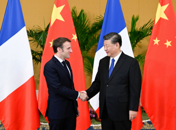 ▲시진핑 중국 국가주석(오른쪽)이 에마뉘엘 마크롱 프랑스 대통령을 만나 악수하고 있다. (발리(인도네시아)/신화뉴시스)