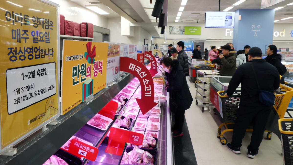 ▲서초구 대형마트의 의무휴업일이 평일로 전환된 가운데 28일 서울 서초구의 한 대형마트에서 시민들이 장을 보고 있다. 서초구는 다른 서울 자치구와 마찬가지로 매월 둘째·넷째 일요일이었던 대형마트 의무휴업일을 행정절차를 마친 뒤 이날부터 둘째·넷째 수요일로 변경했다.  (신태현 기자 holjjak@)