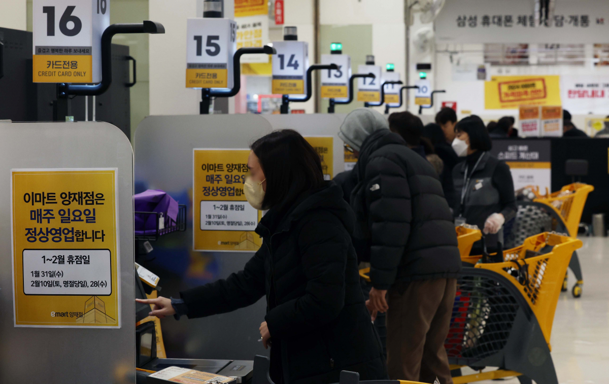 ▲서초구 대형마트의 의무휴업일이 평일로 전환된 가운데 28일 서울 서초구의 한 대형마트에서 시민들이 장을 보고 있다. 서초구는 다른 서울 자치구와 마찬가지로 매월 둘째·넷째 일요일이었던 대형마트 의무휴업일을 행정절차를 마친 뒤 이날부터 둘째·넷째 수요일로 변경했다. 신태현 기자 holjjak@