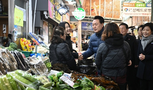 ▲윤석열 대통령이 지난 25일 경기 의정부제일시장을 찾아 상인들과 대화하고 있다. 출처=대통령실

