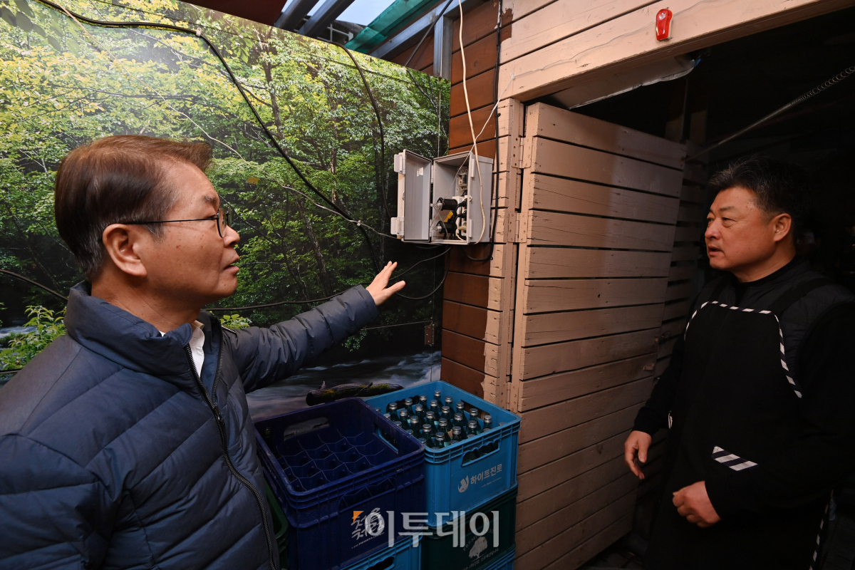 ▲이정식 고용노동부 장관이 29일 오전 상시 근로자 수 5인 이상 중소영세기업 중대재해처벌법 적용 관련 사업장 순회로 서울 중구 명동의 한 음식점을 방문해 애로사항을 청취하고 있다. 조현호 기자 hyunho@