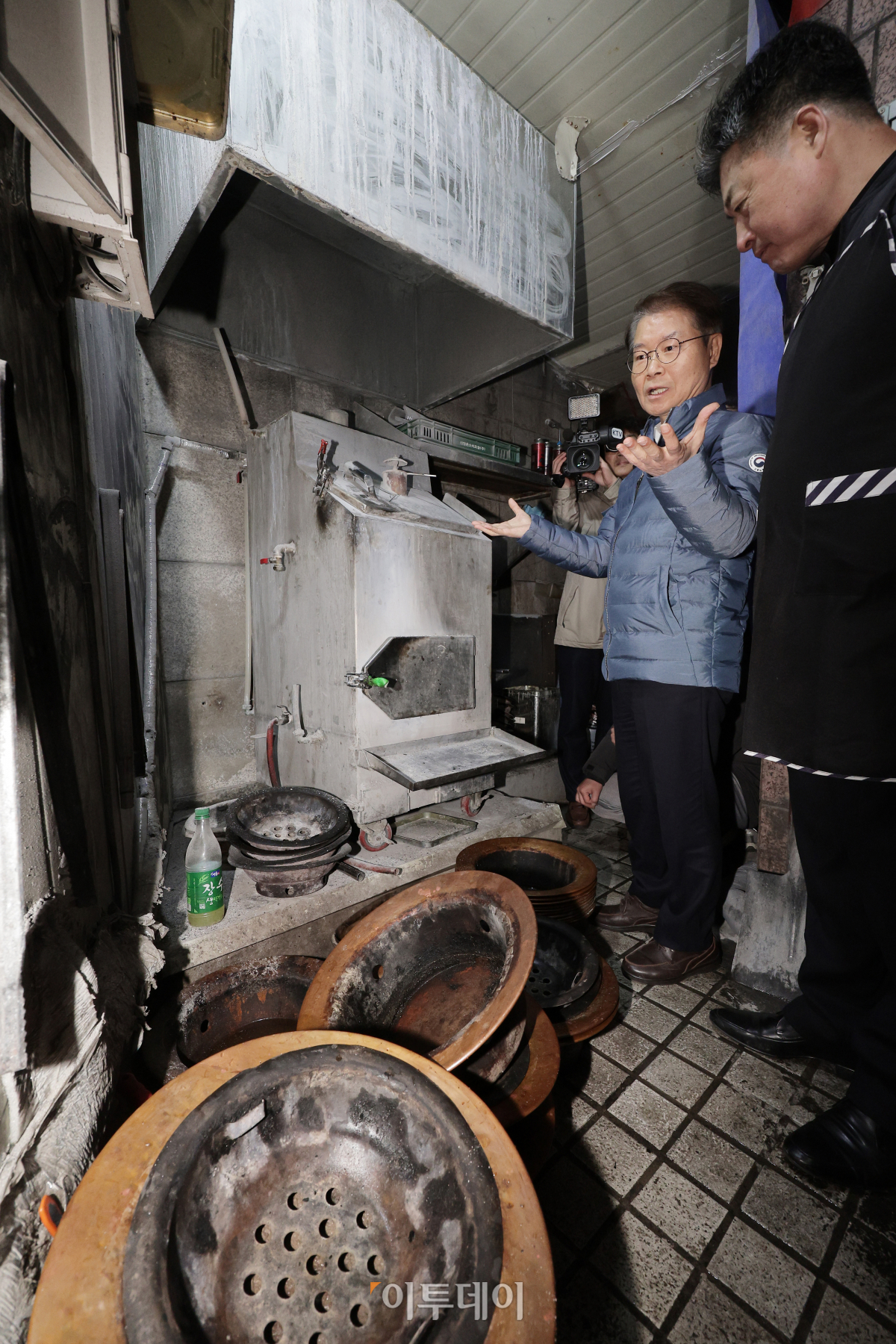 ▲이정식 고용노동부 장관이 29일 오전 상시 근로자 수 5인 이상 중소영세기업 중대재해처벌법 적용 관련 사업장 순회로 서울 중구 명동의 한 음식점을 방문해 숯가마를 살펴보고 있다. 조현호 기자 hyunho@