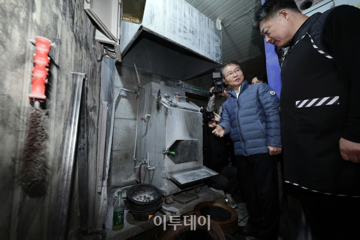 ▲이정식 고용노동부 장관이 29일 오전 상시 근로자 수 5인 이상 중소영세기업 중대재해처벌법 적용 관련 사업장 순회로 서울 중구 명동의 한 음식점을 방문해 숯가마를 살펴보고 있다. 조현호 기자 hyunho@