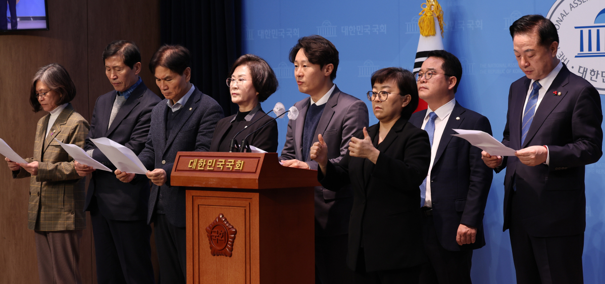 ▲더불어민주당 이탄희 의원 등이 26일 오전 서울 여의도 국회 소통관에서 민주개혁진보대연합 촉구 기자회견을 하고 있다. 의원들은 "병립형 퇴행은 윤석열 심판 민심을 분열시키는 악수 중의 악수"라며 "비례 몇 석 더 얻으려다 지역구에서 손해 보는 소탐대실을 막아야 한다"고 주장 했다. 왼쪽부터 강민정, 이학영, 이용선, 김상희, 이탄희 의원, 수화통역, 민병덕, 김두관 의원. (뉴시스)