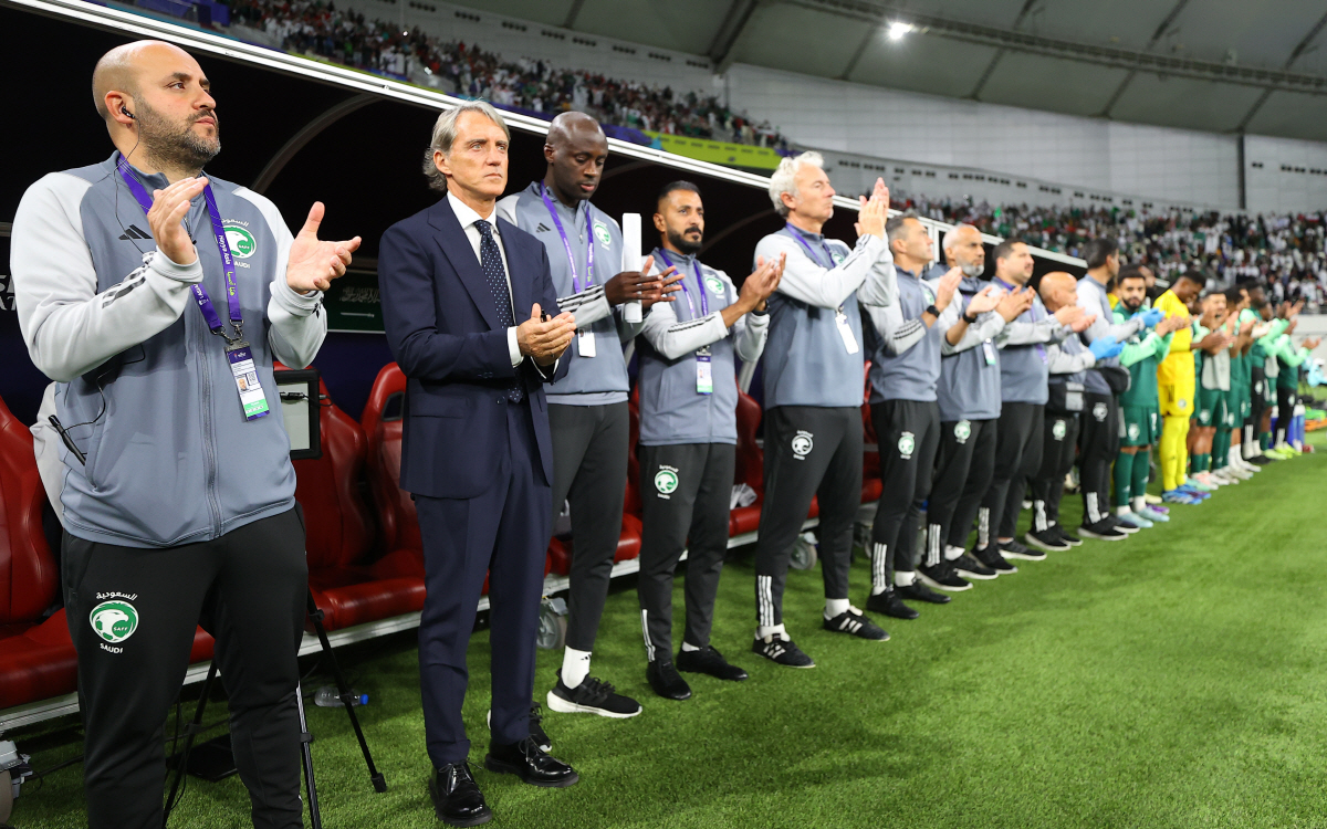 ▲16일(현지시간) 카타르 도하 칼리파 인터내셔널 스타디움에서 2023 아시아축구연맹(AFC) 아시안컵 조별리그 F조 사우디아라비아 대 오만의 경기. 사우디 로베르토 만치니 감독과 코치진이 국가 연주가 끝난 뒤 박수를 치고 있다.(연합뉴스)