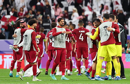 ▲29일(현지시간) 카타르 알코르 알바이트 스타디움에서 열린 2023 아시아축구연맹(AFC) 아시안컵 16강전 카타르와 팔레스타인 경기에서 2대1 역전승을 거둔 카타르 선수들이 기뻐하고 있다. (연합뉴스)
