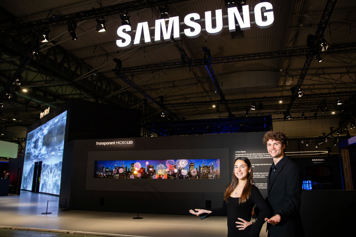 ▲성전자가 1월 30일부터 2월 2일(현지시간)까지 스페인 바르셀로나에서 개최되는 유럽 최대 디스플레이 전시회 'ISE 2024'에 참가해 비즈니스 환경에서도 초연결 경험이 가능한 다양한 상업용 디스플레이 신제품을 소개한다. 삼성전자 모델이 투명 마이크로 LED를 소개하고 있다. (사진제공=삼성전자)