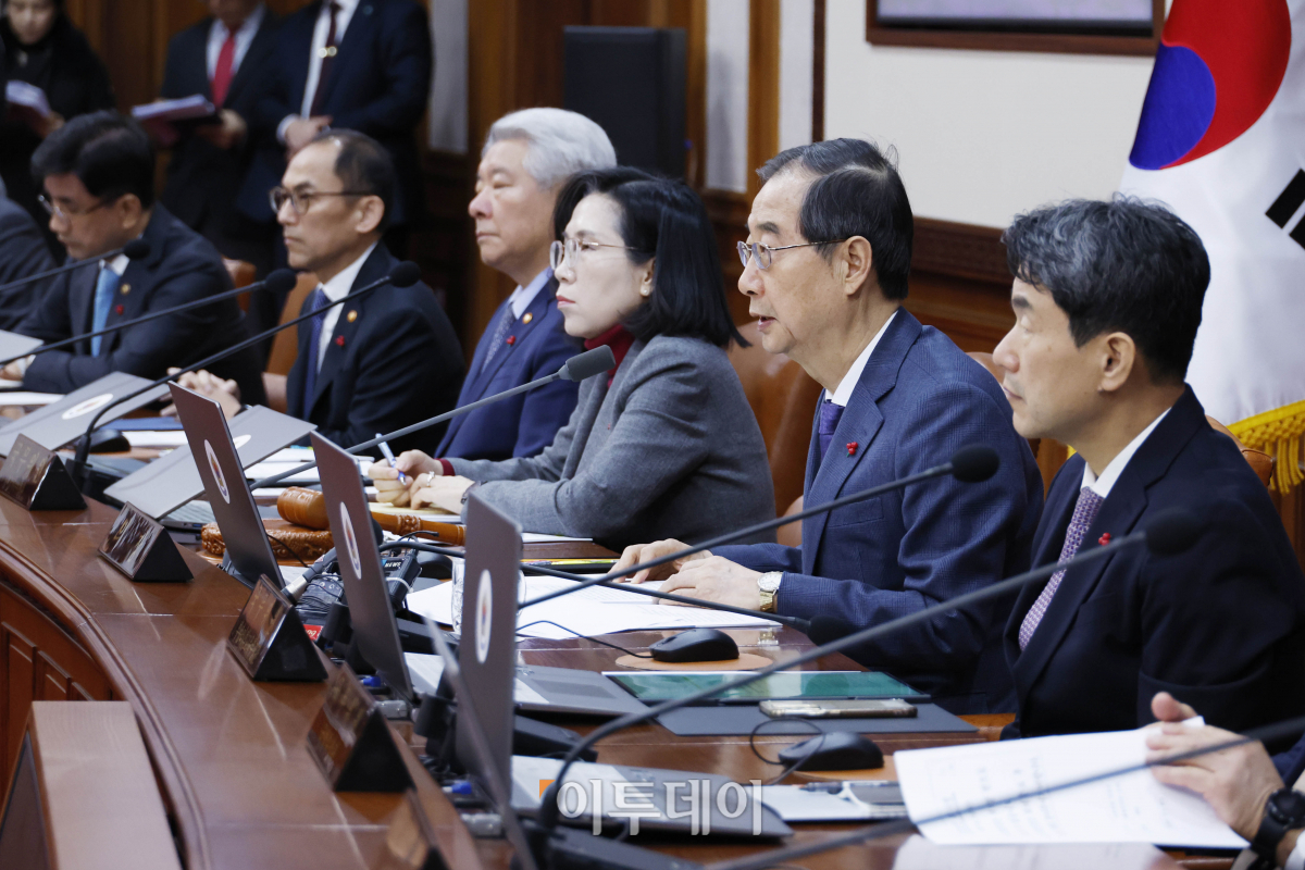 ▲한덕수 국무총리가 30일 서울 종로구 정부서울청사에서 열린 국무회의에서 모두발언을 하고 있다. 조현호 기자 hyunho@