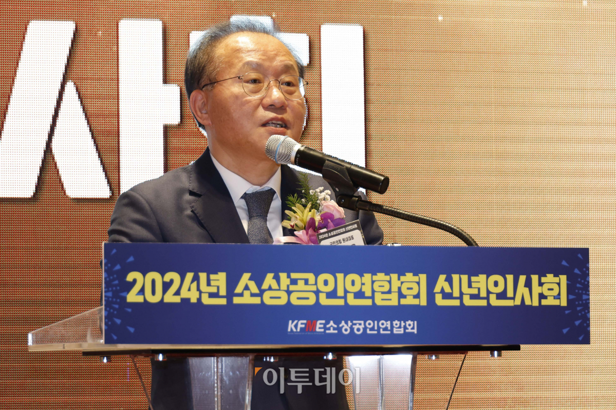 ▲윤재옥 국민의힘 원내대표가 30일 서울 여의도 CCMM빌딩에서 열린 소상공인연합회 신년인사회에서 신년덕담을 하고 있다. 조현호 기자 hyunho@