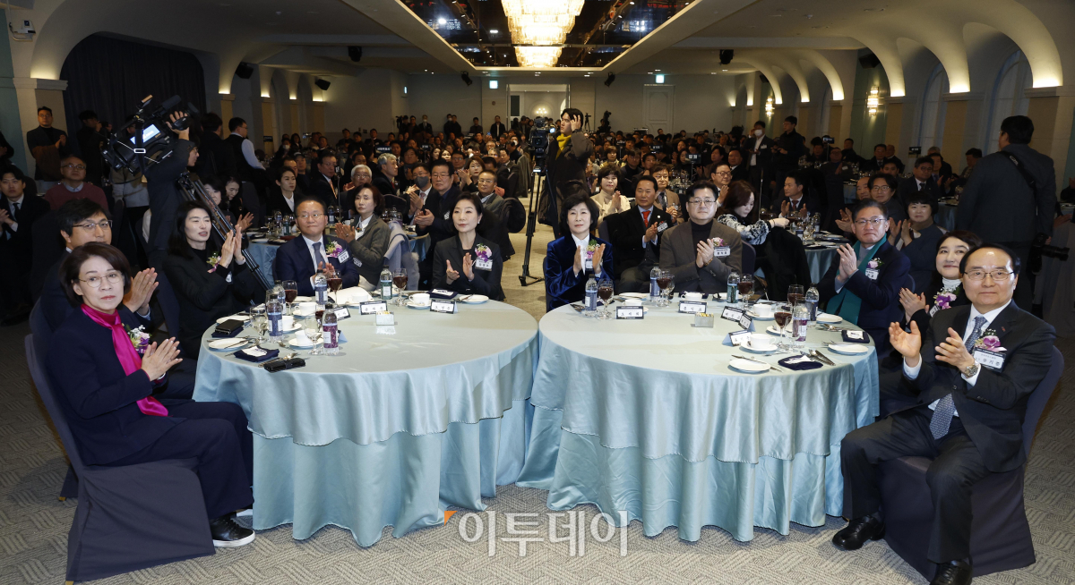 ▲오영주 중소벤처기업부 장관과 오세희 소상공인연합회장, 윤재옥 국민의힘 원내대표, 홍익표 더불어민주당 원내대표 등 참석자들이 30일 서울 여의도 CCMM빌딩에서 열린 소상공인연합회 신년인사회에서 박수를 치고 있다. 조현호 기자 hyunho@