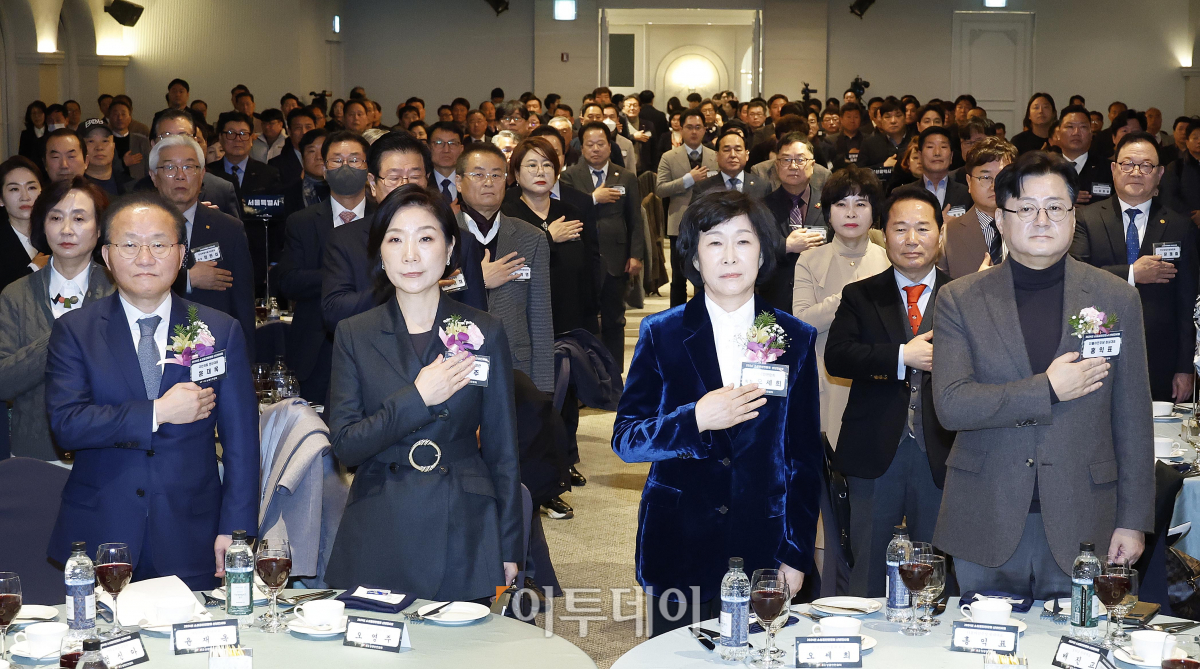 ▲오영주(왼쪽 두번째) 중소벤처기업부 장관과 오세희(왼쪽 세번째) 소상공인연합회장, 윤재옥(왼쪽) 국민의힘 원내대표, 홍익표(왼쪽 네번째) 더불어민주당 원내대표 등 참석자들이 30일 서울 여의도 CCMM빌딩에서 열린 소상공인연합회 신년인사회에서 국민의례를 하고 있다. 조현호 기자 hyunho@