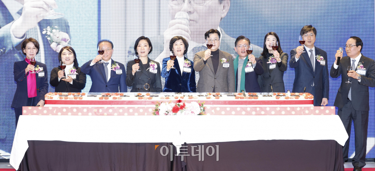 ▲오영주 중소벤처기업부 장관과 오세희 소상공인연합회장, 윤재옥 국민의힘 원내대표, 홍익표 더불어민주당 원내대표 등 참석자들이 30일 서울 여의도 CCMM빌딩에서 열린 소상공인연합회 신년인사회에서 건배를 하고 있다. 조현호 기자 hyunho@