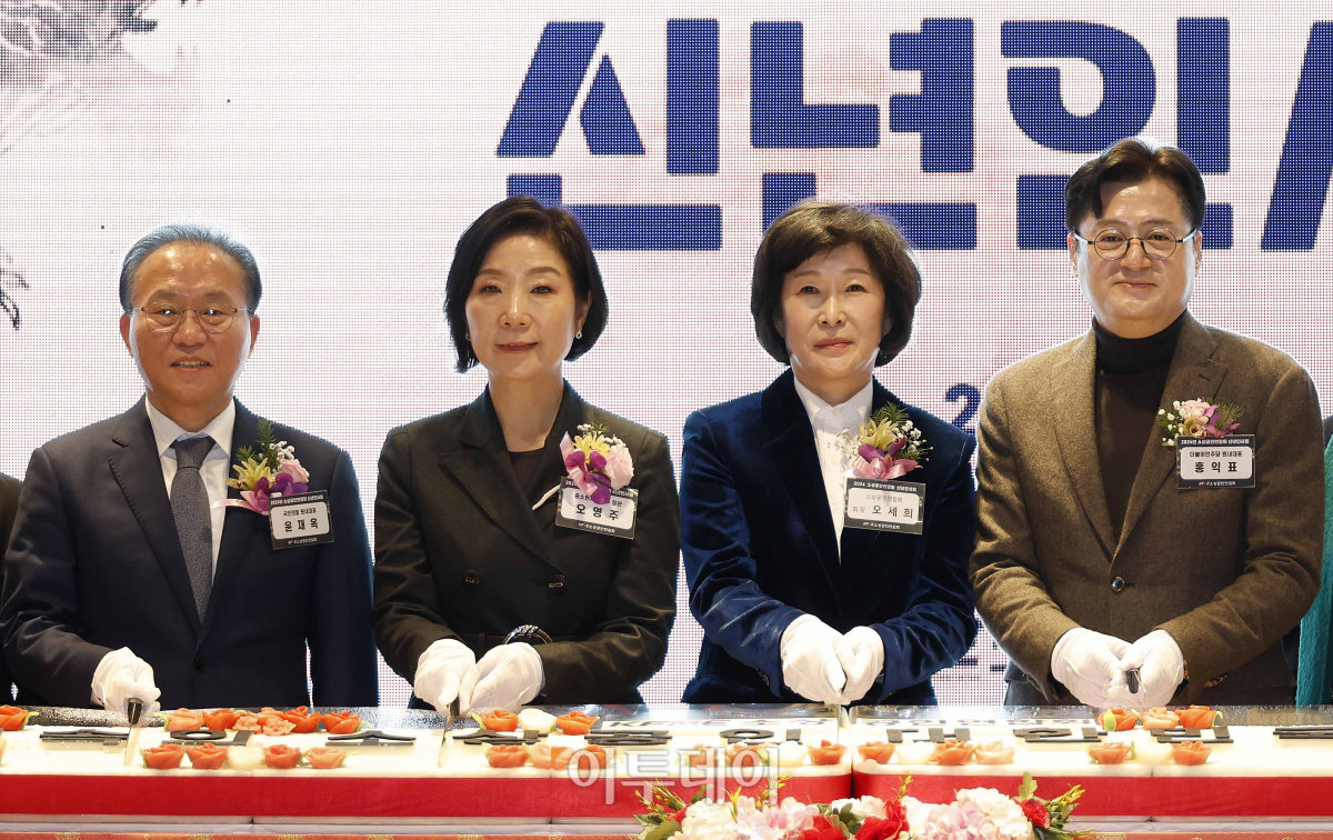 ▲오영주 중소벤처기업부 장관과 오세희 소상공인연합회장, 윤재옥 국민의힘 원내대표, 홍익표 더불어민주당 원내대표 등 참석자들이 30일 서울 여의도 CCMM빌딩에서 열린 소상공인연합회 신년인사회에서 떡케익 커팅에 앞서 기념촬영을 하고 있다. 조현호 기자 hyunho@