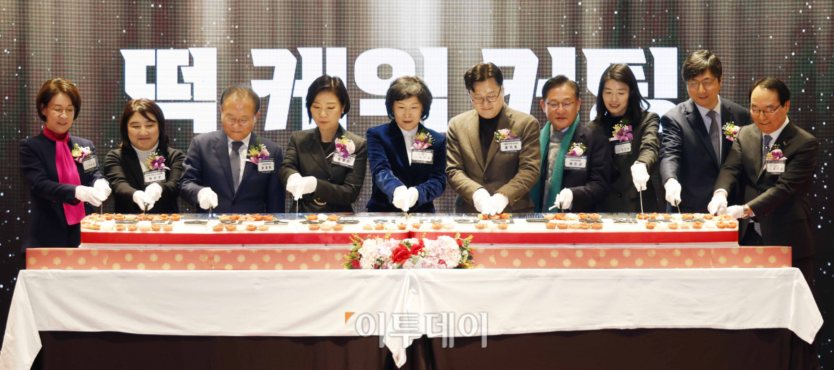 ▲오영주 중소벤처기업부 장관과 오세희 소상공인연합회장, 윤재옥 국민의힘 원내대표, 홍익표 더불어민주당 원내대표 등 참석자들이 30일 서울 여의도 CCMM빌딩에서 열린 소상공인연합회 신년인사회에서 떡케익 커팅을 하고 있다. 조현호 기자 hyunho@