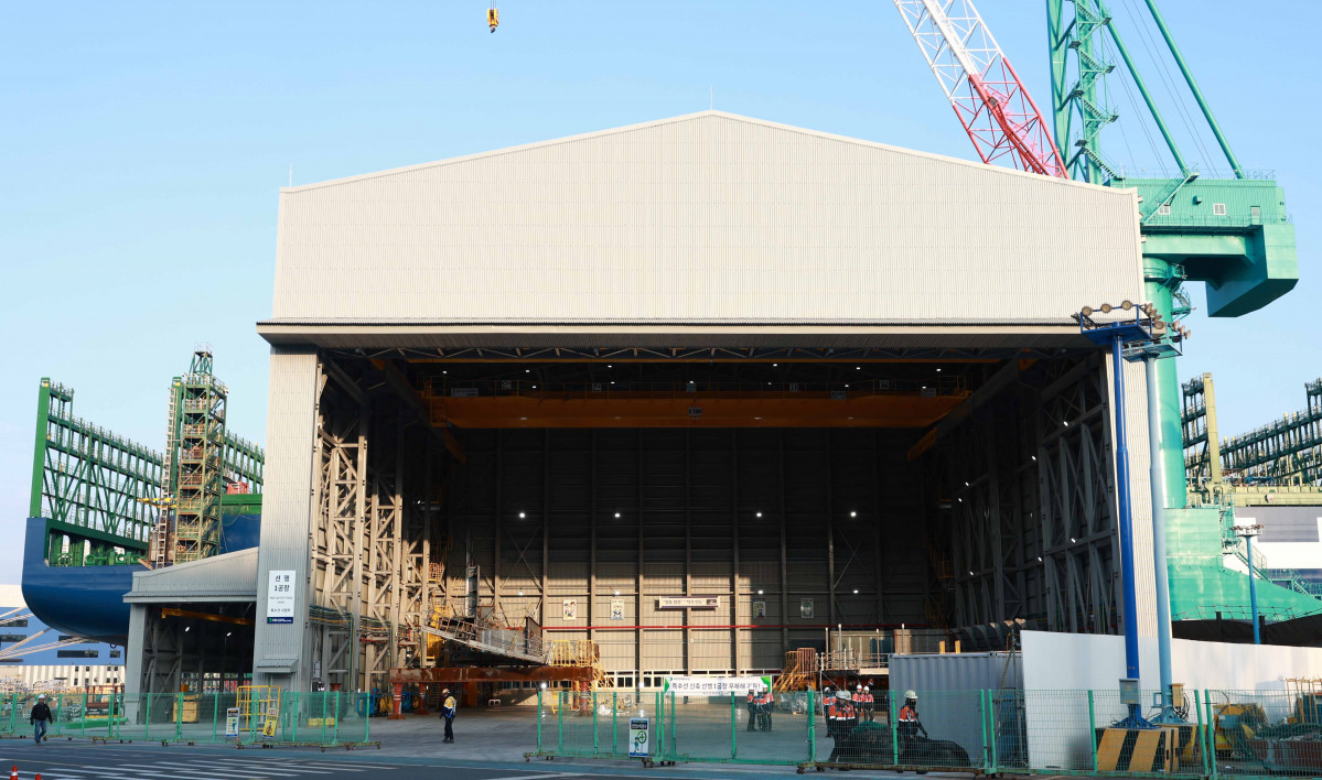 ▲HD현대중공업이 최근 특수선사업부에 새롭게 조성한 함정 블록 작업장. (사진제공=HD현대중공업)