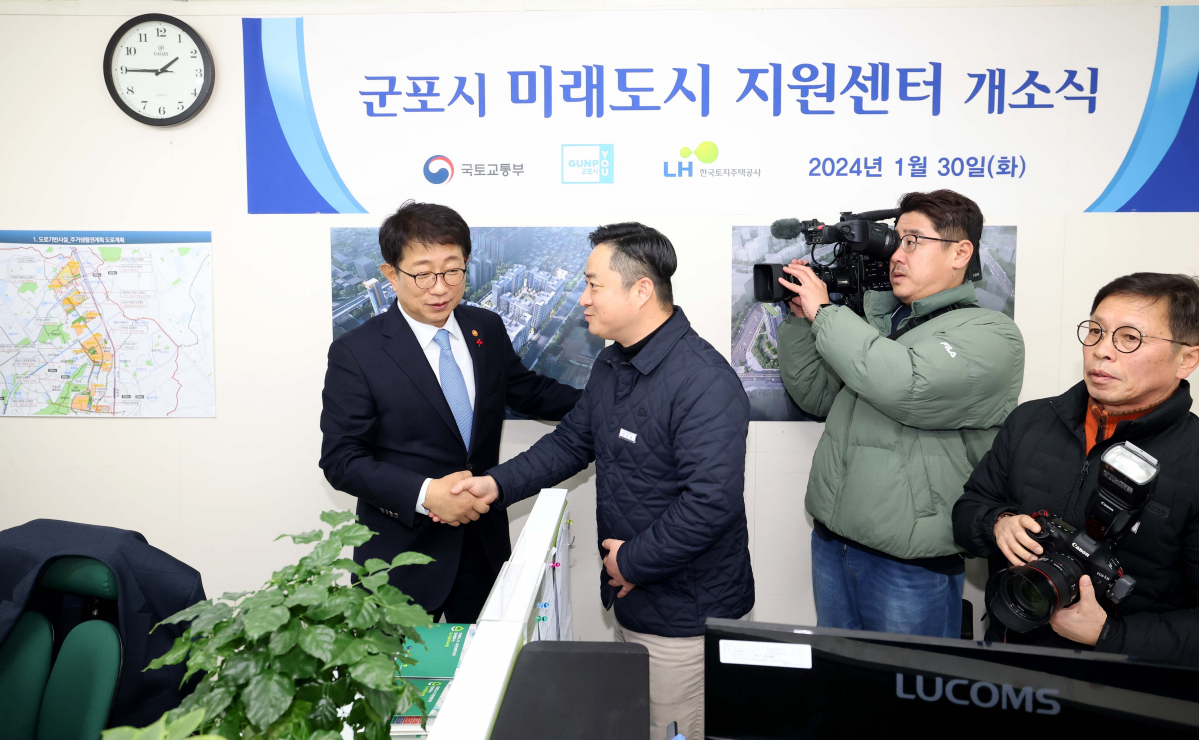 ▲박상우 국토교통부 장관이 30일 경기 군포시청에서 열린 미래도시 지원센터 개소식에서 센터 직원을 격려하고 있다. 국토부, LH, 한국부동산원은 10일 발표된 '주택공급 확대방안'의 후속조치로노후계획도시정비사업 및 재개발·재건축사업 추진 지원을 위한 미래도시 지원센터를 이날 개소했다. 센터는 1기 신도시 5곳(분당·일산·평촌·중동·산본)과 주요 도시 4곳(서울·세종·광주·부산) 등 9곳에 우선 설치됐다. 신태현 기자 holjjak@