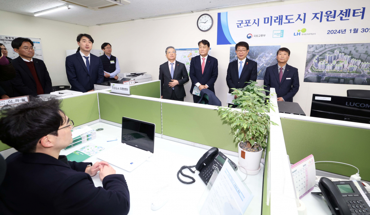 ▲박상우 국토교통부 장관이 30일 경기 군포시청에서 열린 미래도시 지원센터 개소식에서 센터를 찾아 발언하고 있다. 국토부, LH, 한국부동산원은 10일 발표된 '주택공급 확대방안'의 후속조치로노후계획도시정비사업 및 재개발·재건축사업 추진 지원을 위한 미래도시 지원센터를 이날 개소했다. 센터는 1기 신도시 5곳(분당·일산·평촌·중동·산본)과 주요 도시 4곳(서울·세종·광주·부산) 등 9곳에 우선 설치됐다. 신태현 기자 holjjak@