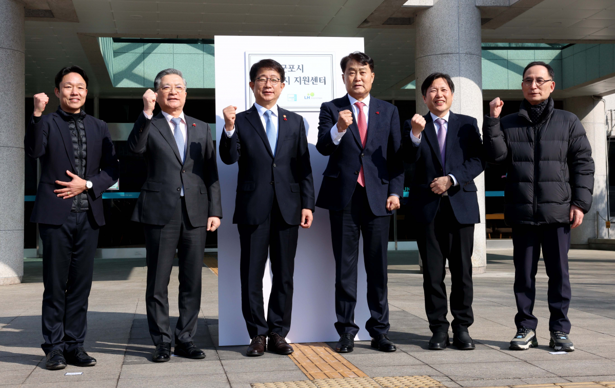 ▲박상우 국토교통부 장관 등이 30일 경기 군포시청에서 열린 미래도시 지원센터 개소식에서 기념촬영을 하고 있다. 사진 왼쪽 두번쨰부터 이한준 한국토지주택공사(LH) 사장, 박 장관, 하은호 군포시장. 국토부, LH, 한국부동산원은 10일 발표된 '주택공급 확대방안'의 후속조치로 노후계획도시정비사업 및 재개발·재건축사업 추진 지원을 위한 미래도시 지원센터를 이날 개소했다. 센터는 1기 신도시 5곳(분당·일산·평촌·중동·산본)과 주요 도시 4곳(서울·세종·광주·부산) 등 9곳에 우선 설치됐다. 신태현 기자 holjjak@