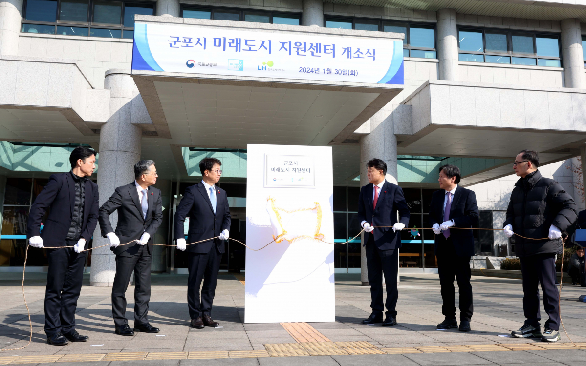 ▲박상우 국토교통부 장관 등이 30일 경기 군포시청에서 열린 미래도시 지원센터 개소식에서 현판 제막을 하고 있다. 사진 왼쪽 두번쨰부터 이한준 한국토지주택공사(LH) 사장, 박 장관, 하은호 군포시장. 국토부, LH, 한국부동산원은 10일 발표된 '주택공급 확대방안'의 후속조치로 노후계획도시정비사업 및 재개발·재건축사업 추진 지원을 위한 미래도시 지원센터를 이날 개소했다. 센터는 1기 신도시 5곳(분당·일산·평촌·중동·산본)과 주요 도시 4곳(서울·세종·광주·부산) 등 9곳에 우선 설치됐다. 신태현 기자 holjjak@