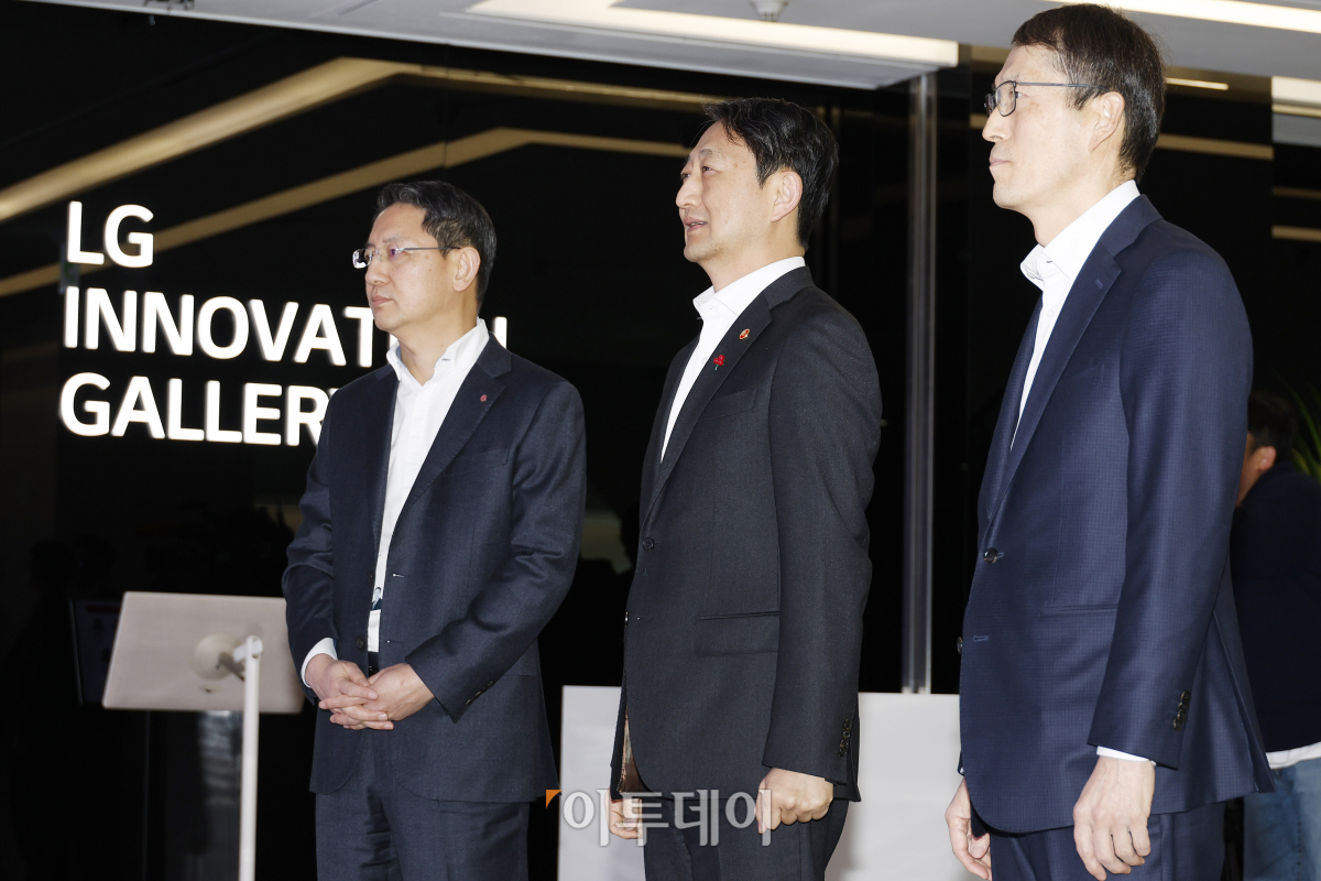 ▲안덕근(가운데) 산업통상자원부 장관이 30일 오후 서울 강서구 LG사이언스파크에서 열린 친환경 모빌리티 규제혁신 현장 대화에 앞서 영상 시청을 하고 있다. 왼쪽부터 이상용 LG전자 VS연구소장, 안 장관, 강남훈 한국모빌리티 산업협회장. 조현호 기자 hyunho@