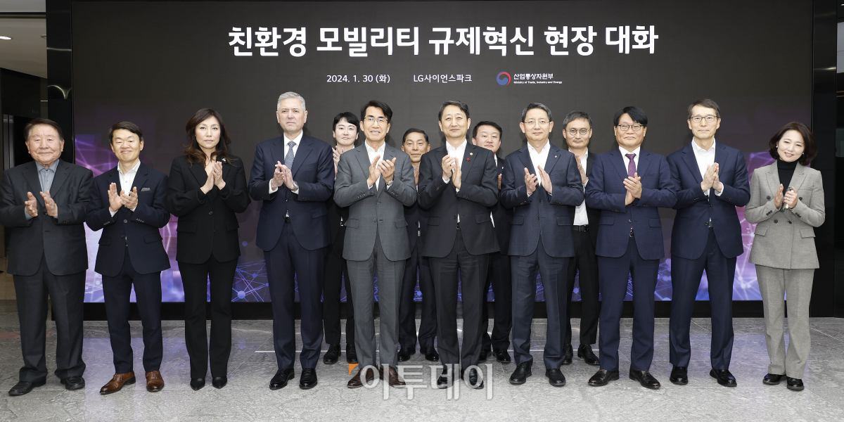▲안덕근(앞줄 오른쪽 다섯번째) 산업통상자원부 장관이 30일 오후 서울 강서구 LG사이언스파크에서 열린 친환경 모빌리티 규제혁신 현장 대화에 앞서 참석자들과 기념촬영을 하고 있다. 조현호 기자 hyunho@