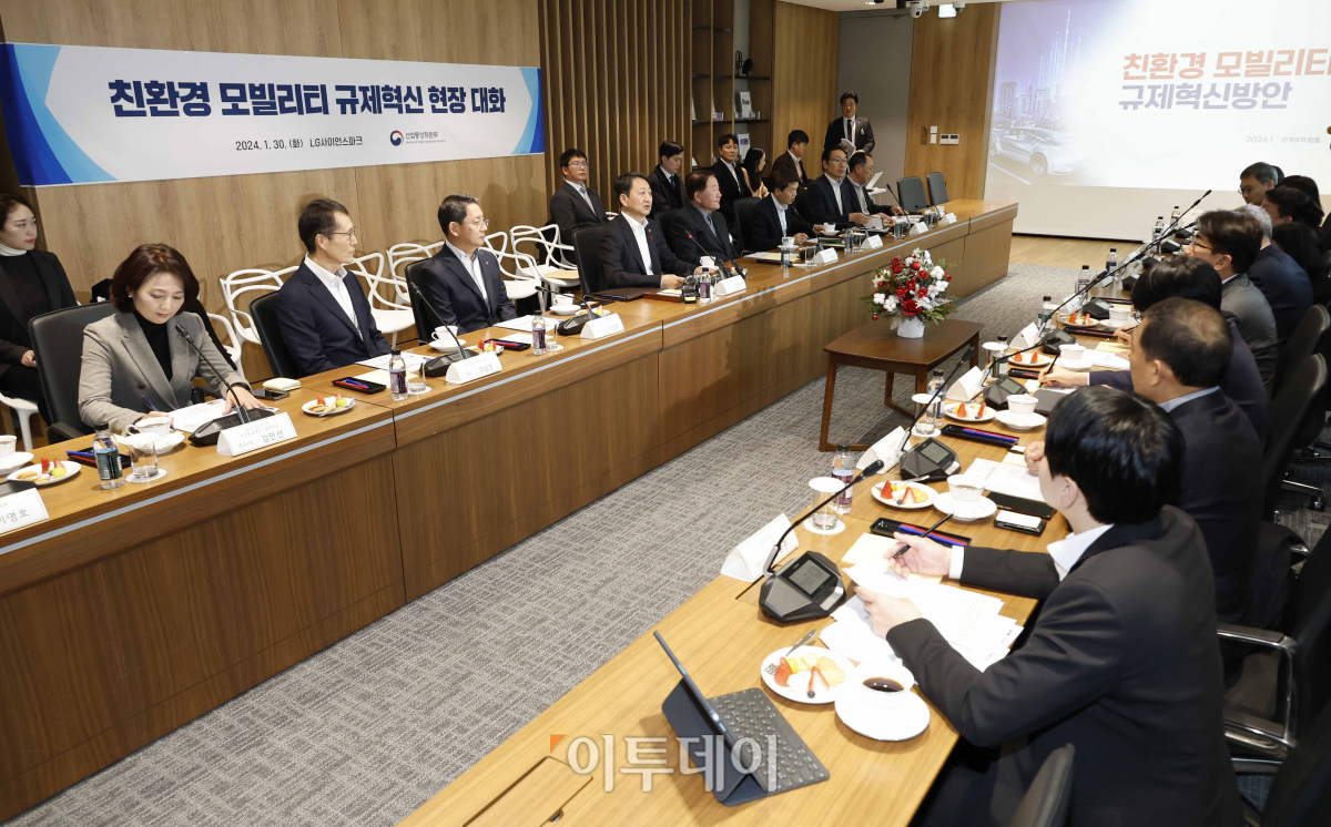 ▲안덕근 산업통상자원부 장관이 30일 오후 서울 강서구 LG사이언스파크에서 열린 친환경 모빌리티 규제혁신 현장 대화에서 모두발언을 하고 있다. 조현호 기자 hyunho@