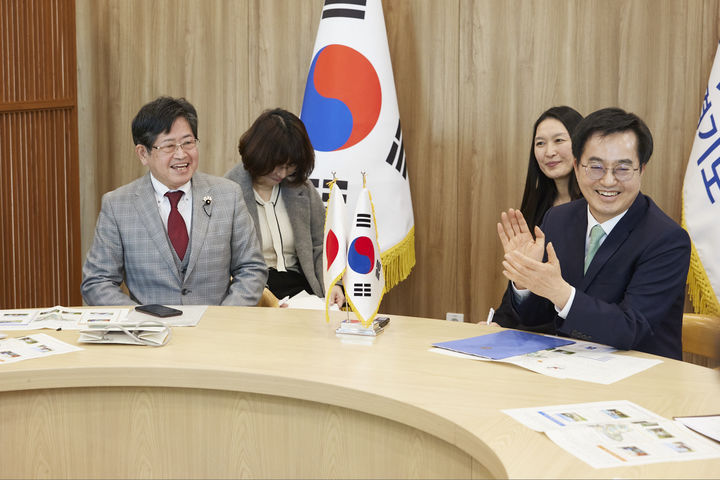 ▲김동연 도지사가 30일 오전 경기도청 집무실에서 일본 아이치현 의원단과 면담을 하고 있다. (경기도)